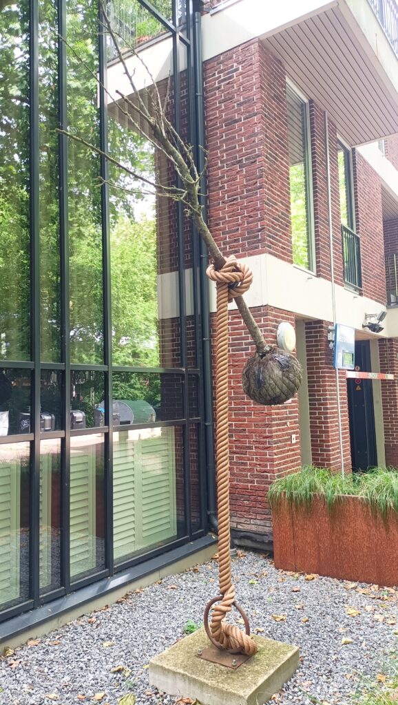 Kunstwerk met ‘levende’ boom